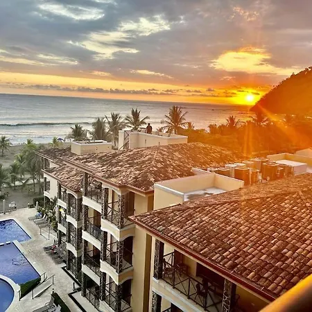 Stylish 3-Br Vacation Condo With Scenic Rooftop